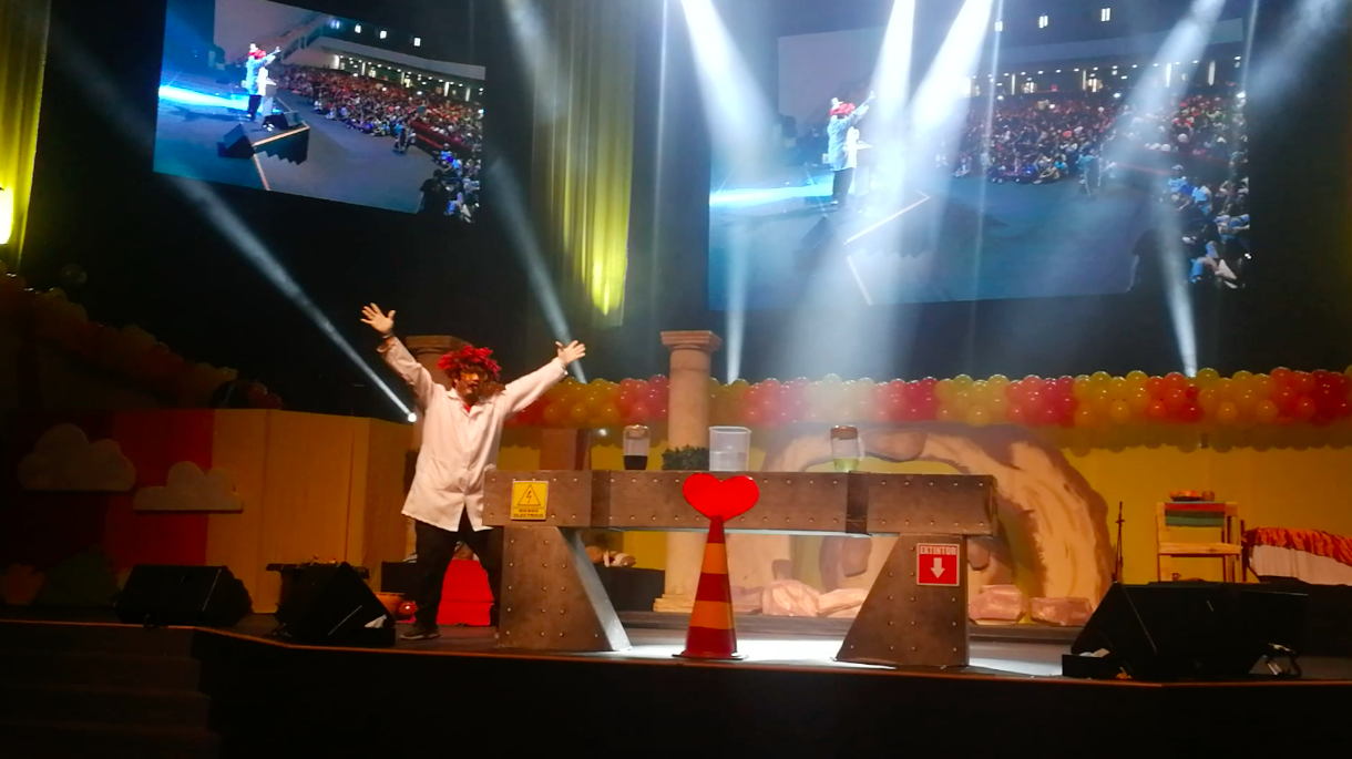 Público disfrutando del show del Dr. Genoma, foto 1